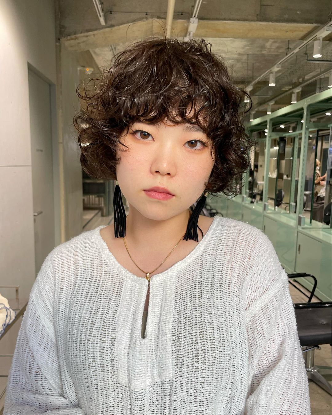 ผู้หญิงเอเชีย ผมหยิกธรรมชาติ ผมยาวประบ่า ย้อมผมสีน้ำตาลเข้ม