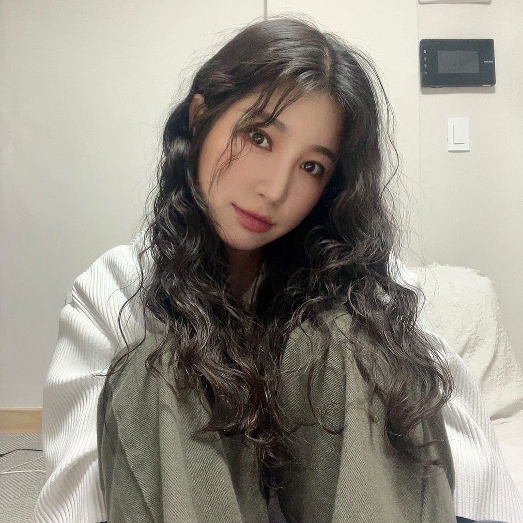 ผู้หญิงเอเชีย ผมหยิกธรรมชาติ ผมยาวประบ่า ผมสีดำ