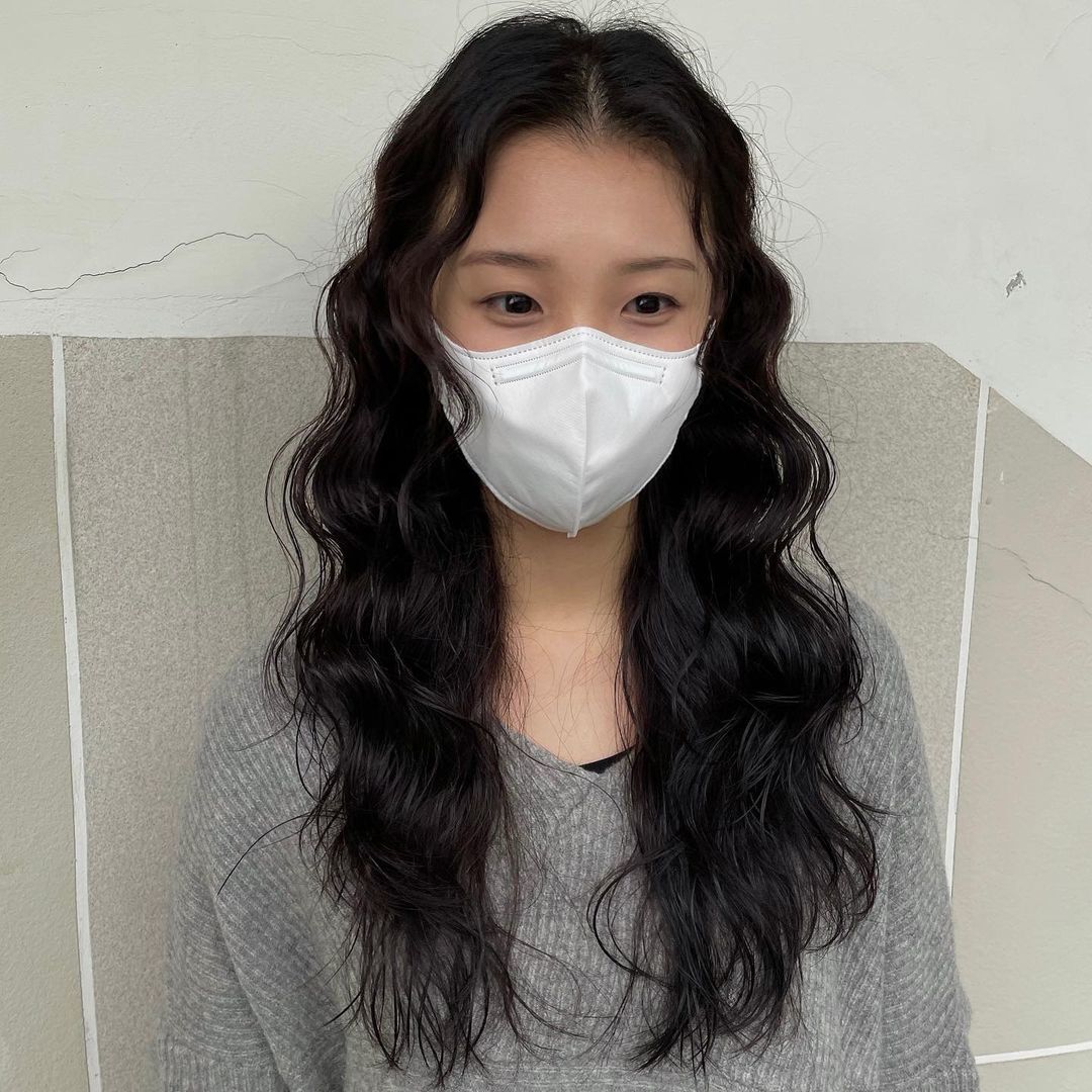 ผู้หญิงเอเชีย ผมหยิกธรรมชาติ ผมยาวประบ่า ผมสีดำ