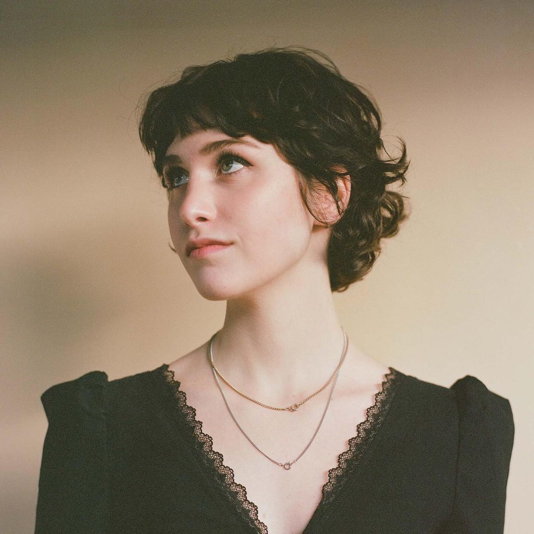 ผู้หญิงฝรั่ง ผมสีน้ำตาลเข้ม ผมหยิกธรรมชาติ ผมสั้น