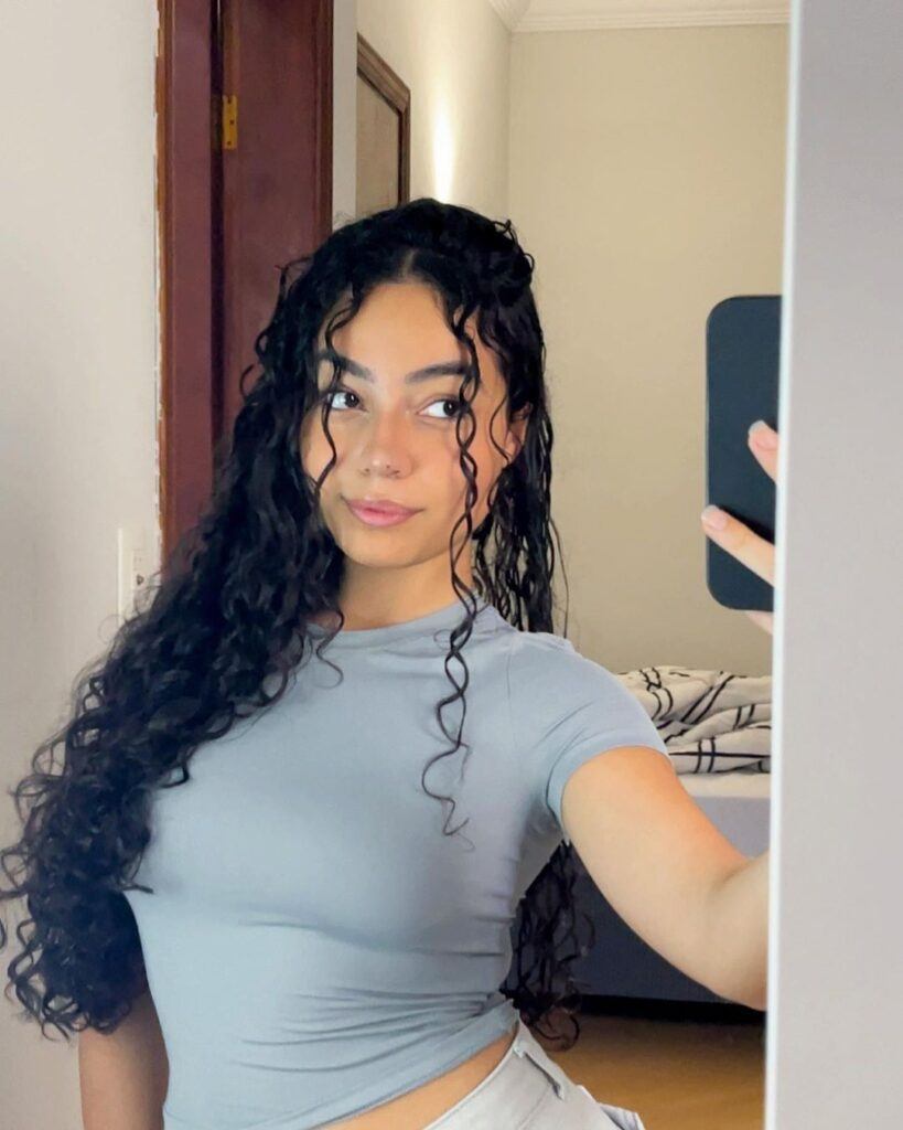  สาวหน้ากลม ผมดำ ทรงผมหยิกปอยหวาน