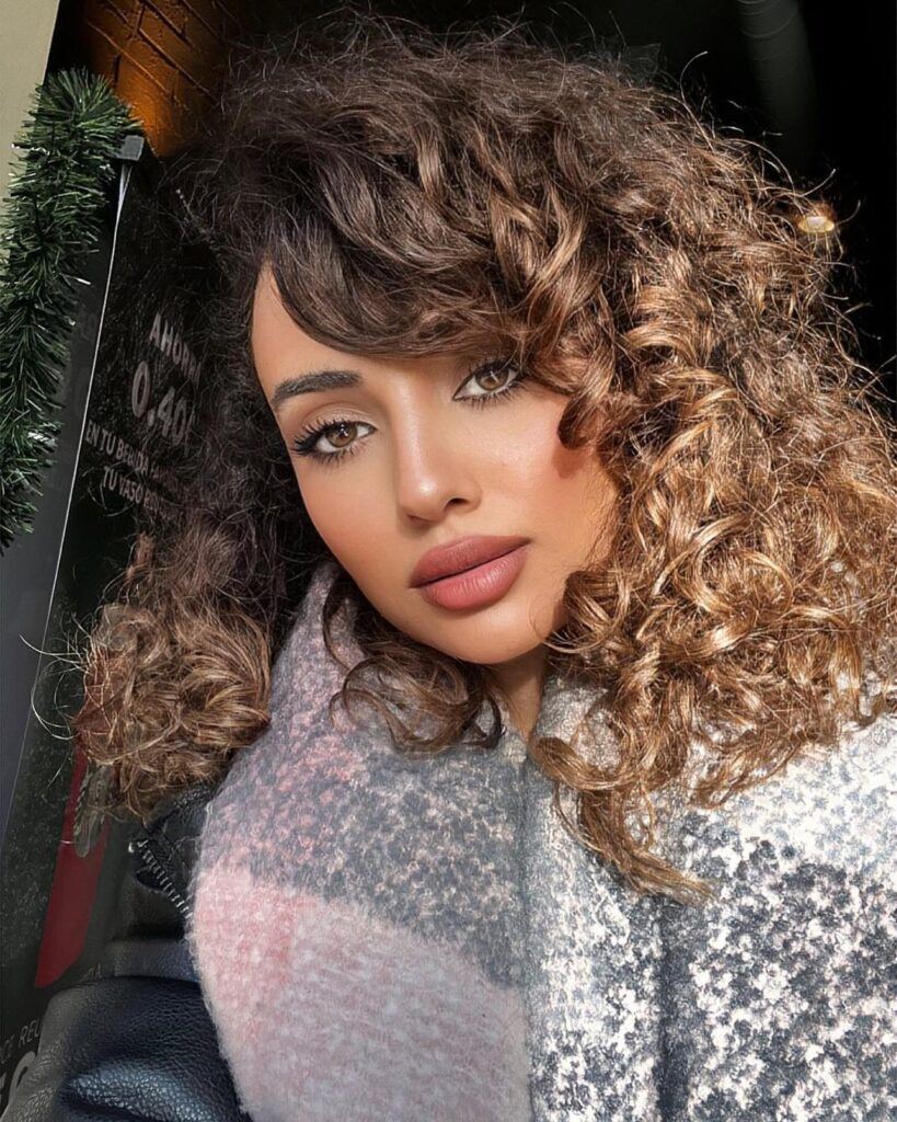 สาวตะวันออกกลาง ผมหยิกยาว ผมหยิกหน้าม้าปัดข้าง