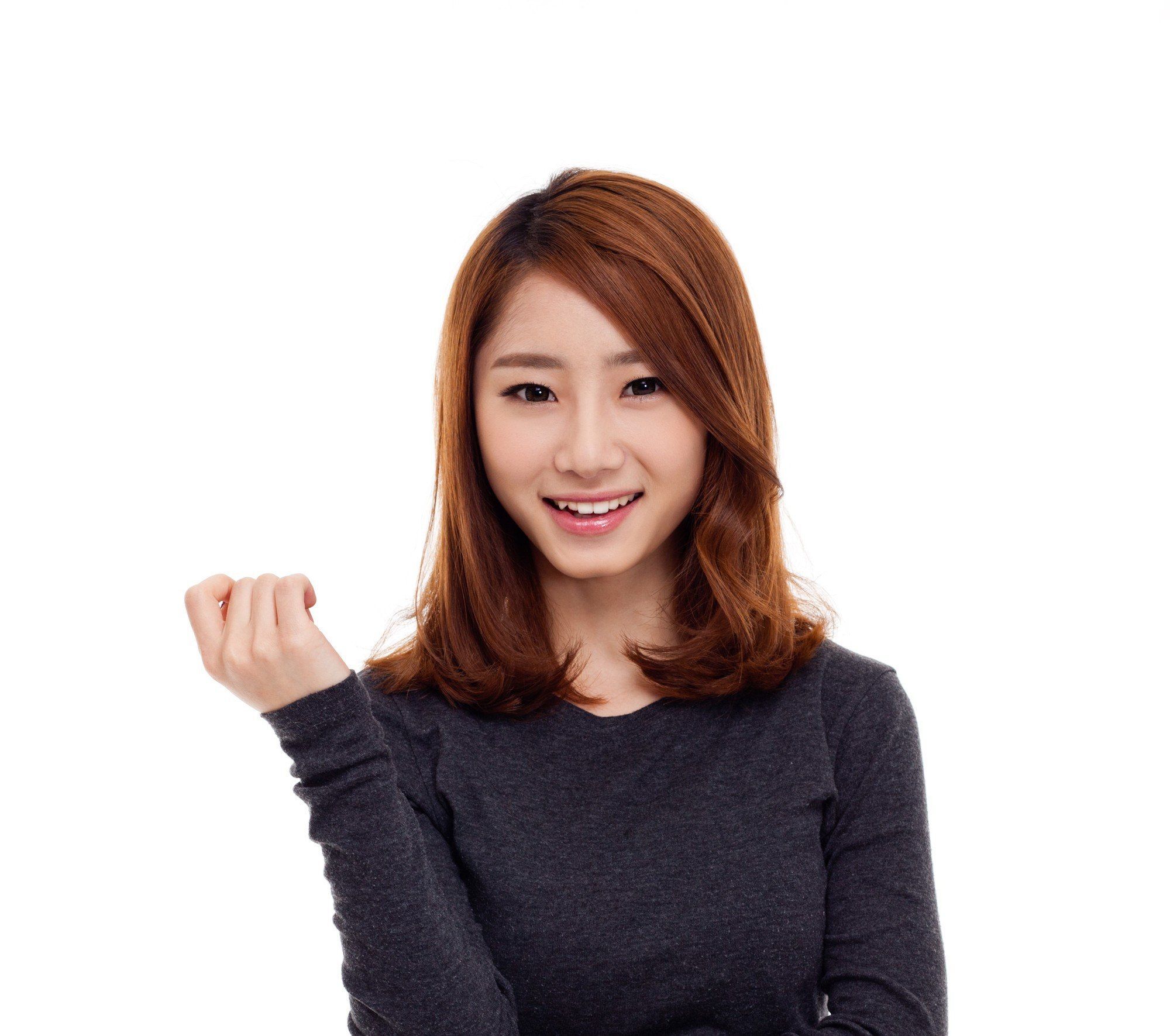 Wanita asia dengan poni samping dan rambut layer