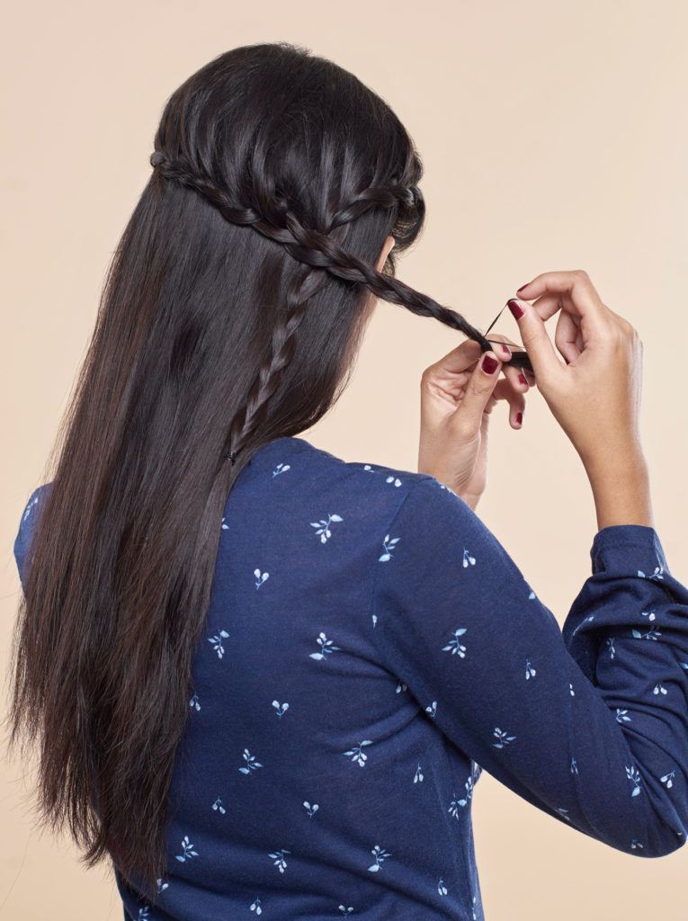 ผู้หญิงผมยาวสีดำ ถักเปียมงกุฎครึ่งหัว