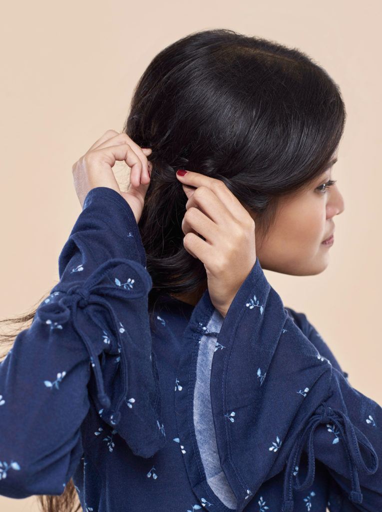 ผู้หญิงผมยาวสีดำ ถักเปียมงกุฎครึ่งหัว