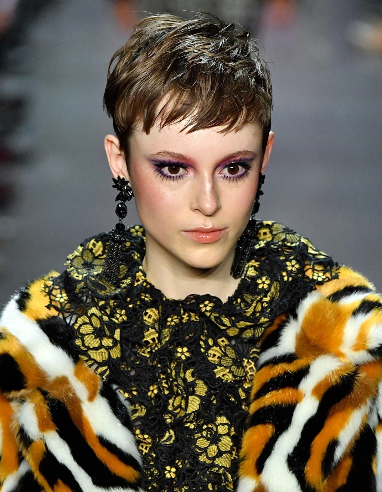 ทรงผมพิกซี่ จาก Anna Sui (Credit: indigitalimages.com)