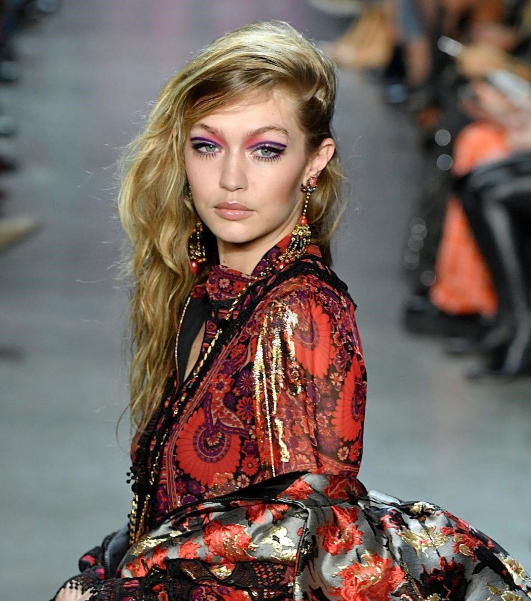 ทรงผมลอนใหญ่ ยุค 1980 จาก Anna Sui (Credit: indigitalimages.com)