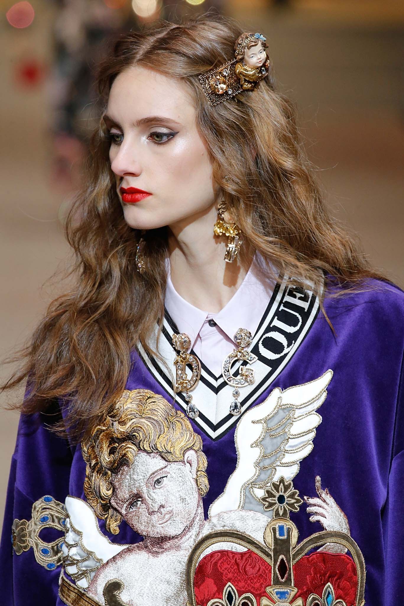 เครื่องประดับผมเก๋ๆ จาก Ddolce and  Gabbana  (Credit: indigitalimages.com)