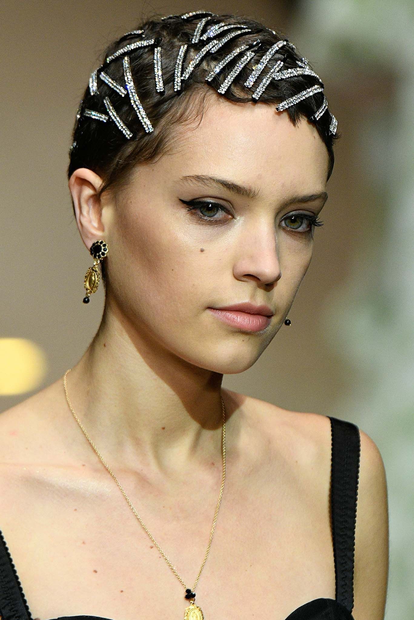 เครื่องประดับผมเก๋ๆ จาก Ddolce and  Gabbana (Credit: indigitalimages.com)