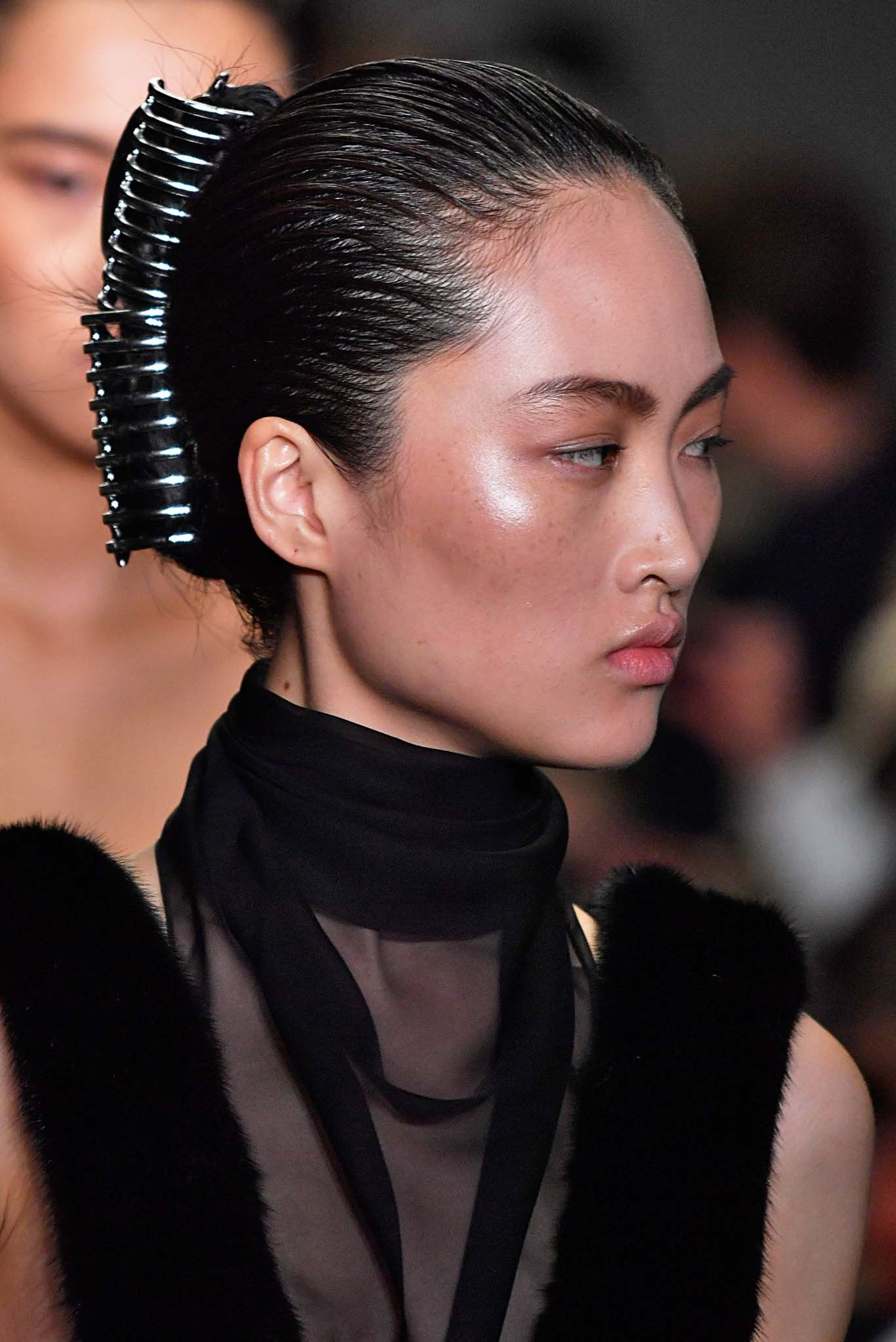 Alexander Wang จะทำให้ Crocodile Clip กลับมาฮิตอีก (Credit: indigitalimages.com)