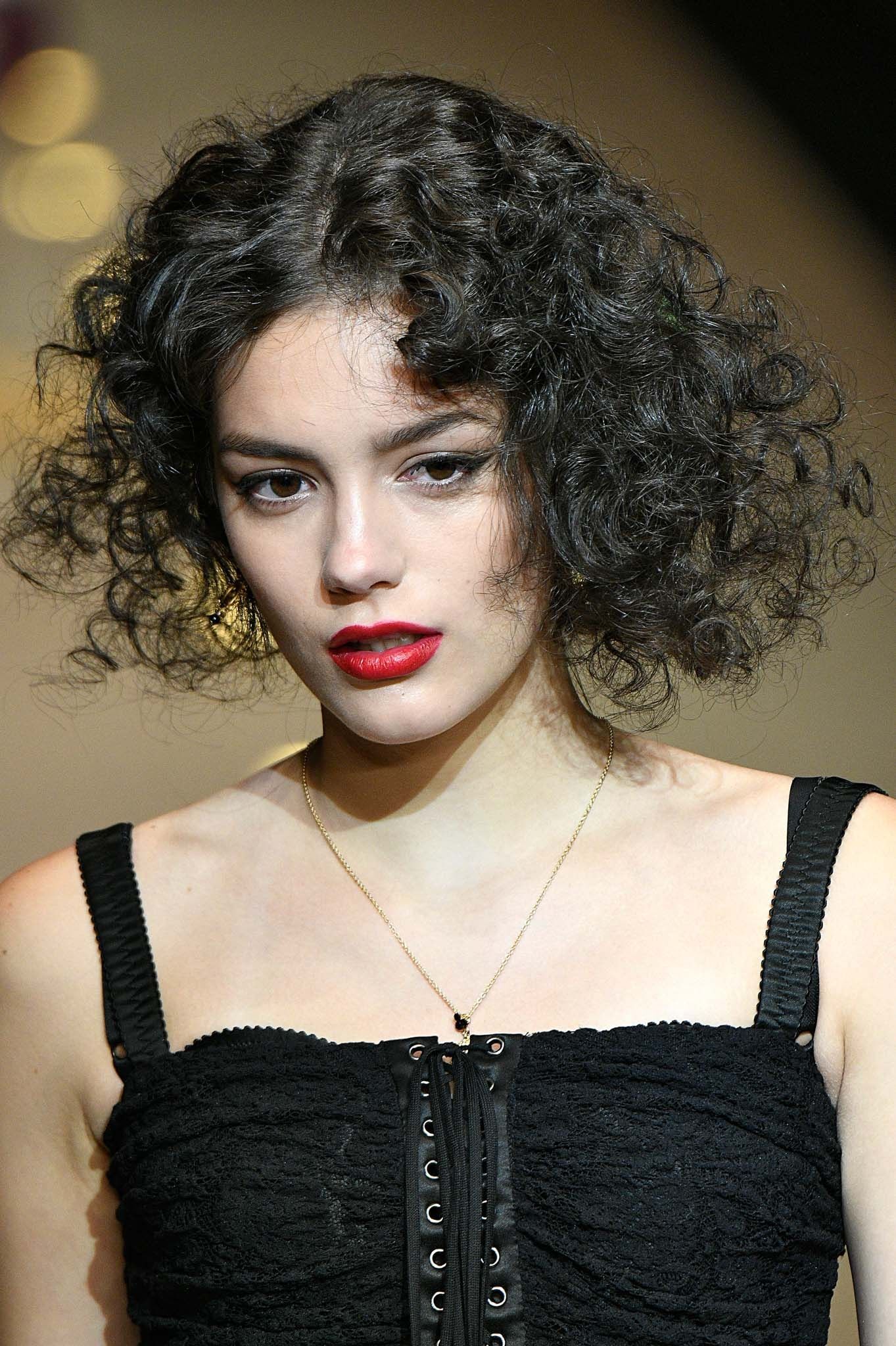 ทรงผมยุ่งๆ แบบ out of bed จาก Ddolce and  Gabbana (Credit: indigitalimages.com)