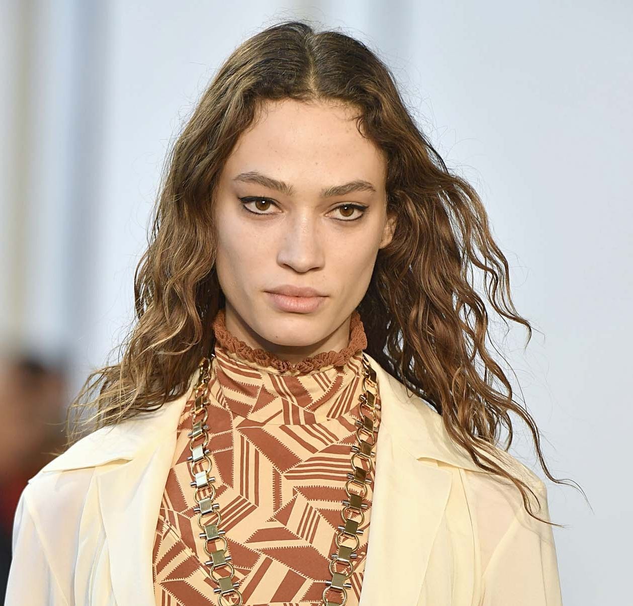 ทรงผมแสกกลาง ดัดลอนสาว จาก Chole (Credit: indigitalimages.com)