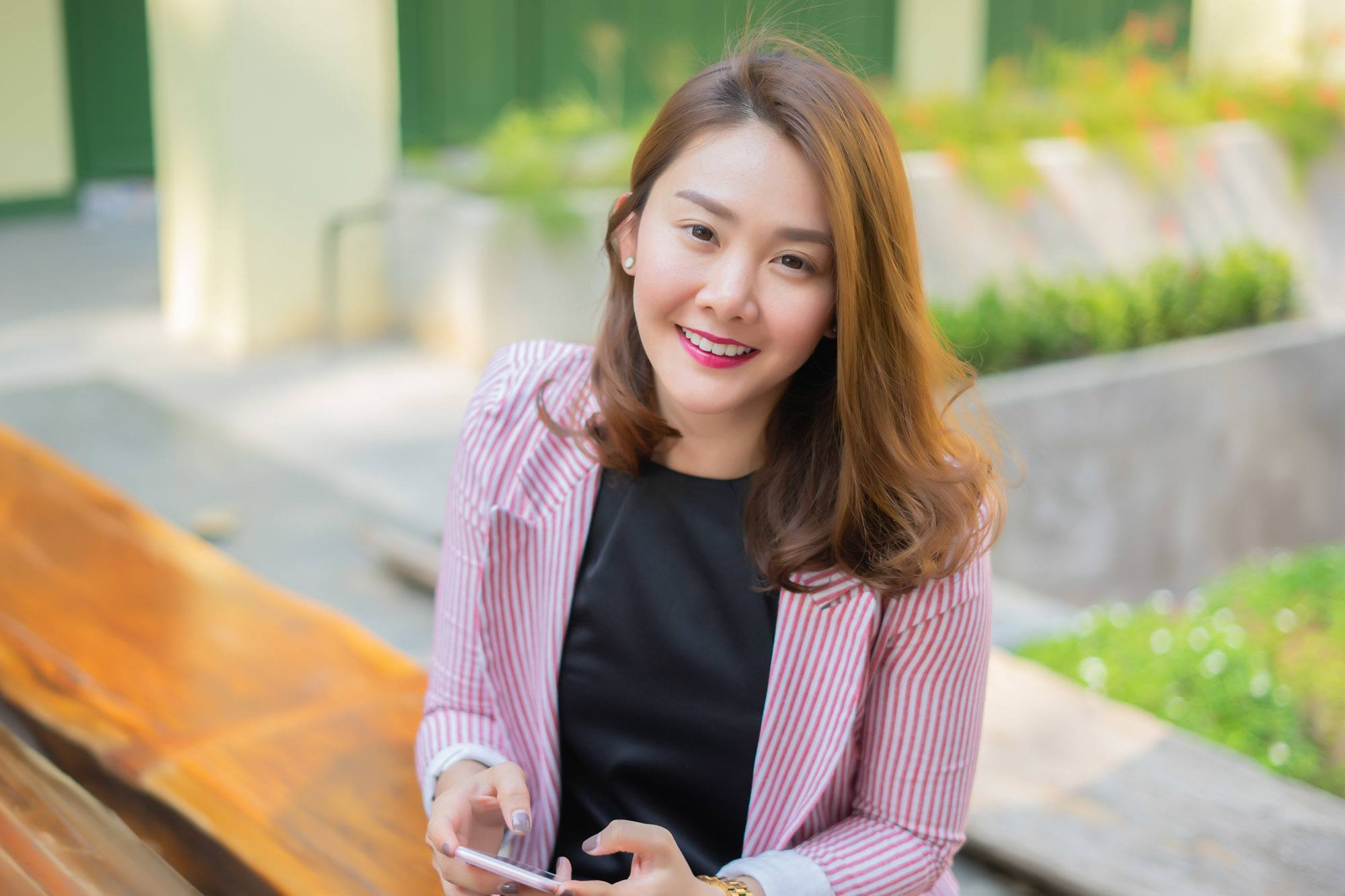 ทรงผมไปทำงาน สาวออฟฟิศ ผมประบ่า ผมสีน้ำตาล ผมมีวอลลุ่ม