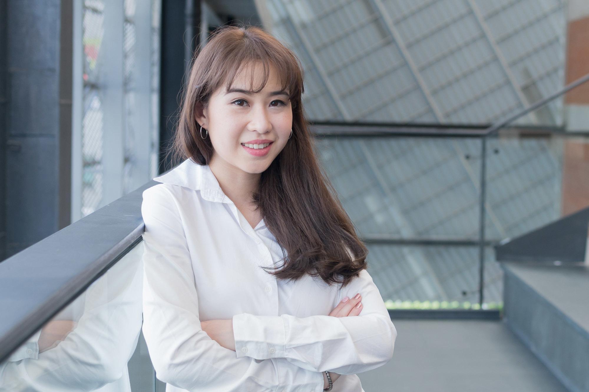 ปล่อยผมยาว พร้อมไดร์เพิ่มวอลลุ่มเล็กน้อย (Credit: Rex by Shutterstock)