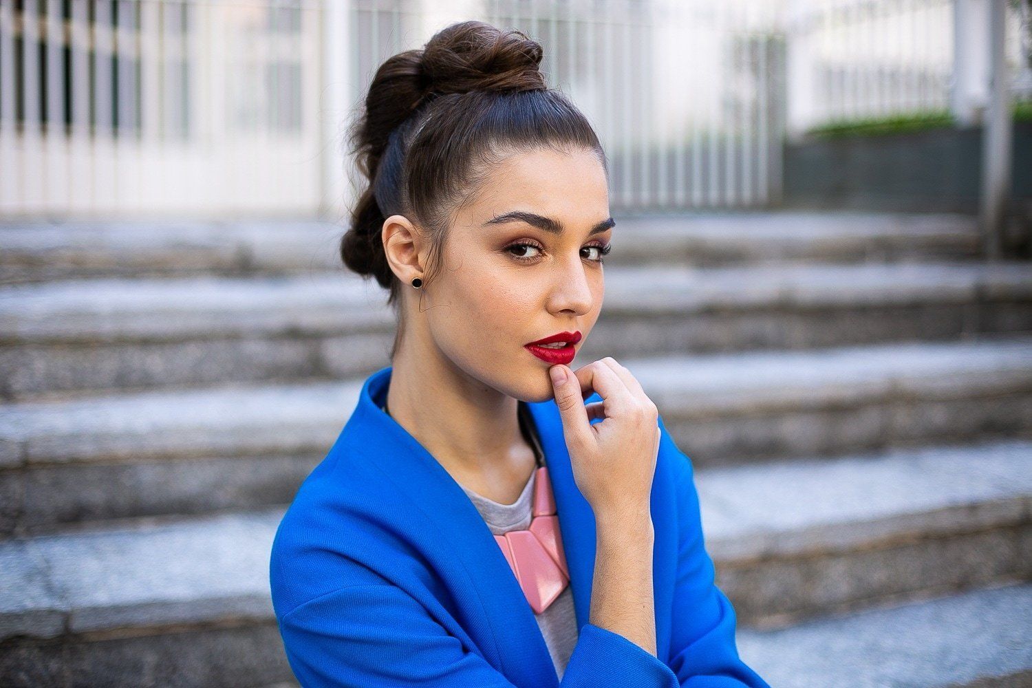 เกล้าผมชิคๆ สไตล์ Working Woman (Credit: Verity Jane Smith)