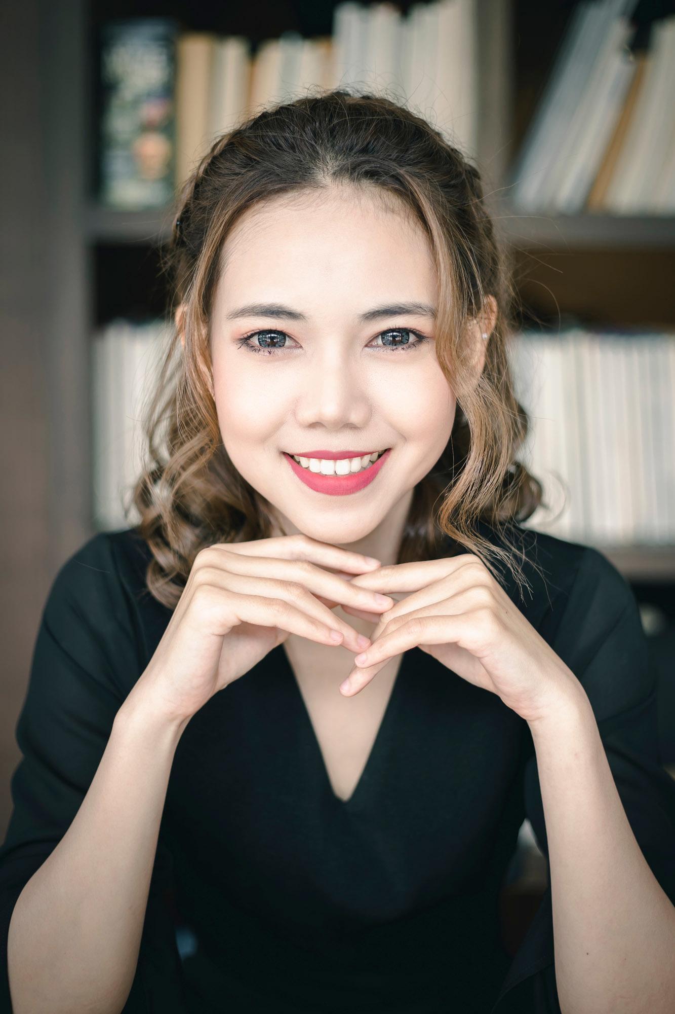 มัดผมครึ่งหัว และม้วนผมให้เป็นลอนอีกนิด (Credit: Rex by Shutterstock)