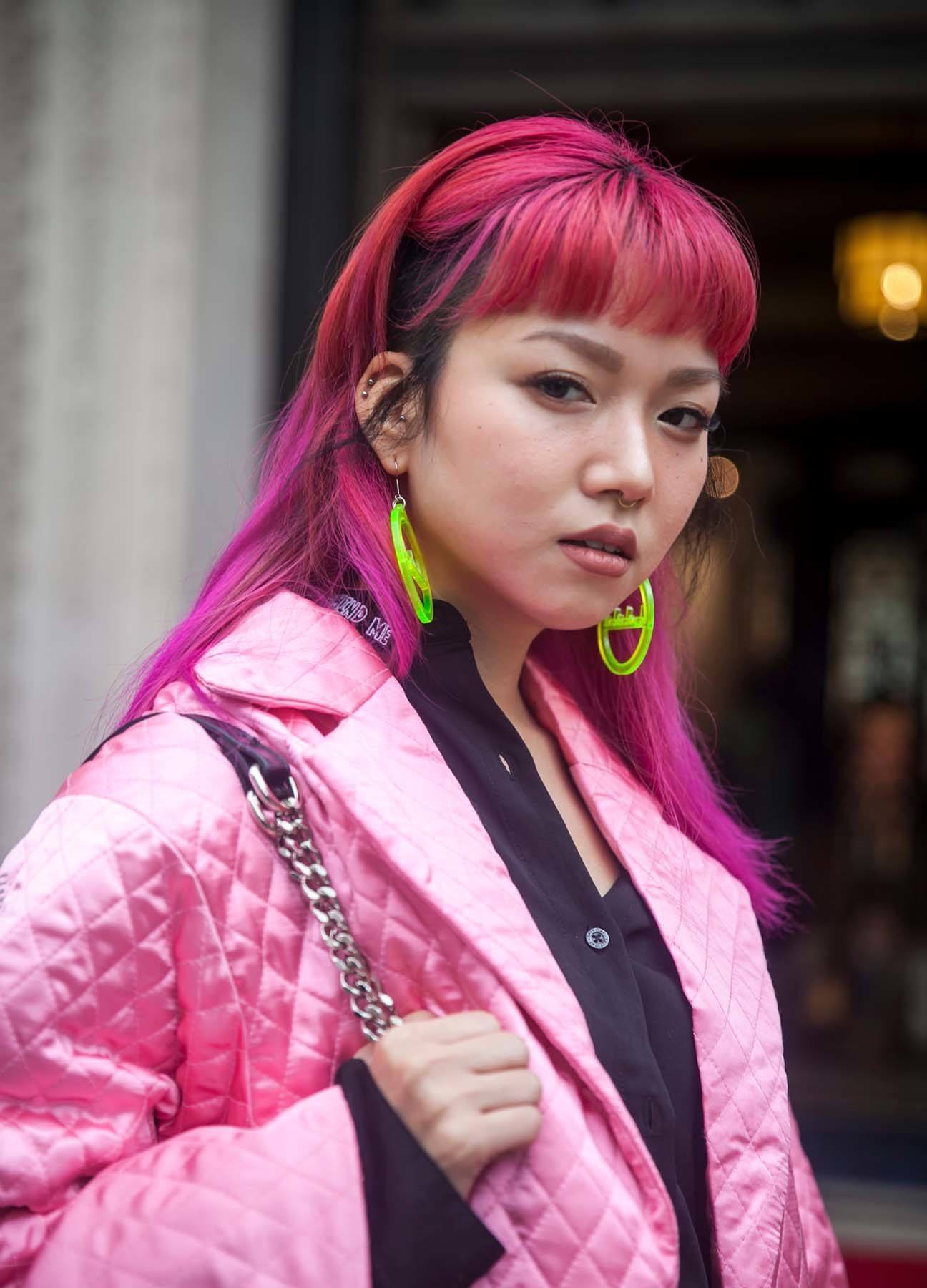 ผู้หญิงเอเชียผมยาวสีชมพู สีผมตามวันเกิด