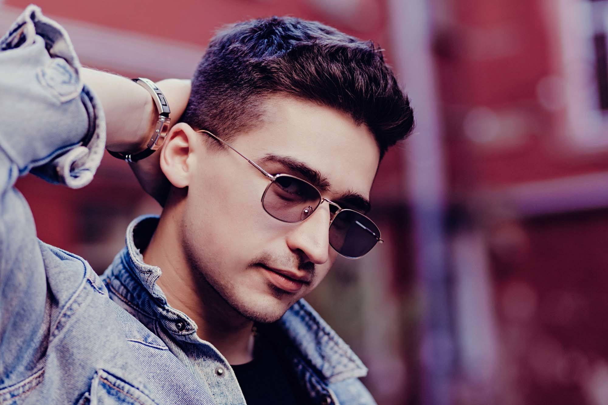 ผู้ชายต่างชาติใส่แว่นกันแดดตัดผมทรง quiff เทรนด์ทรงผมชาย ปี 2020