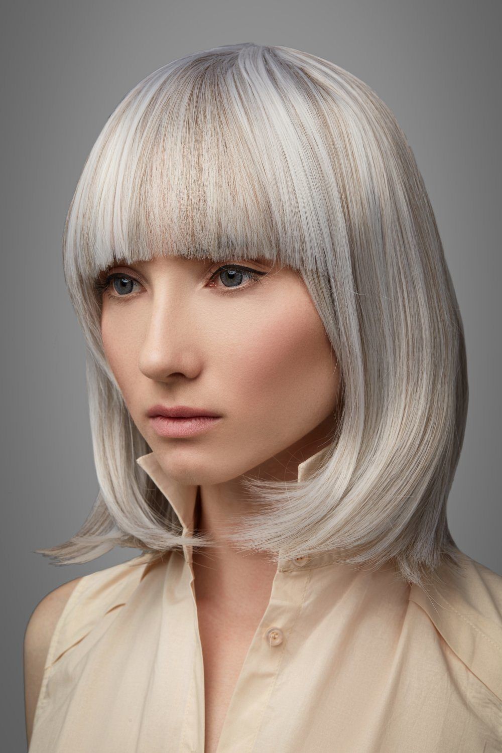 ผู้หญิงฝรั่ง ผมสั้นสีบลอนด์ ทำไฮไลต์สีขาว