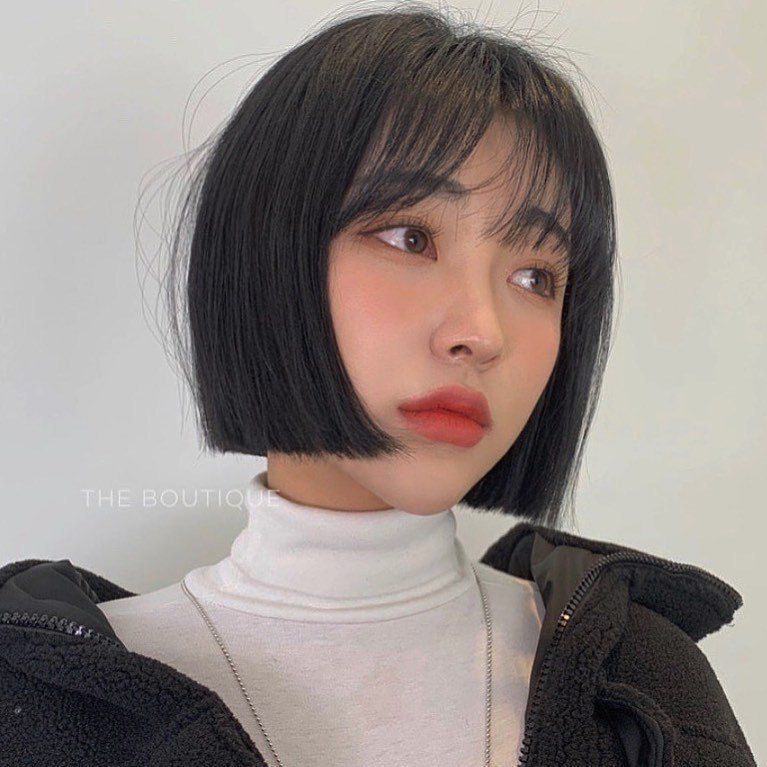 บ๊อบตัดตรง กับหน้าม้าแสกกลาง (Credit: instagram/@chahong_official)