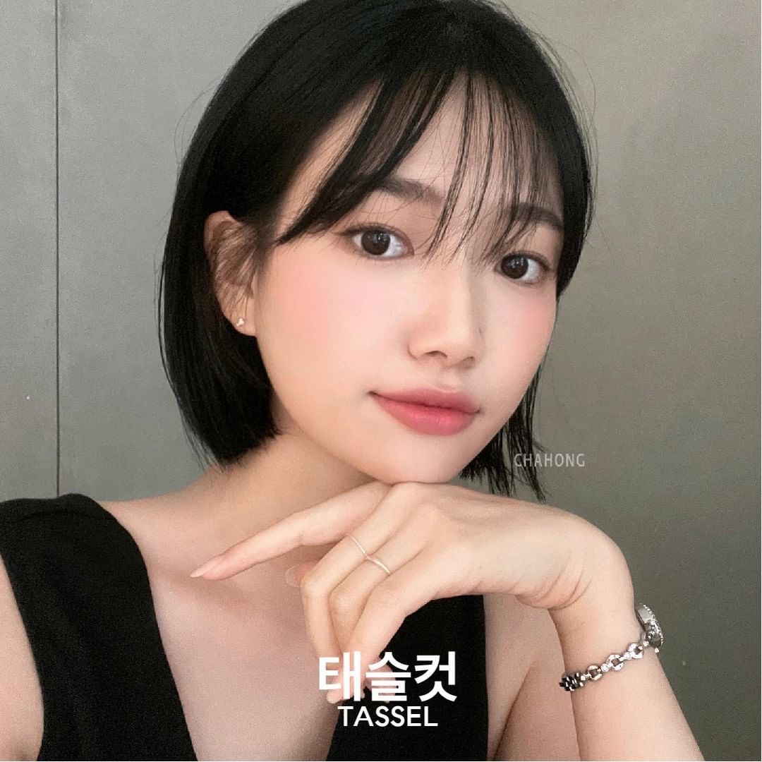 ทรงผมหน้าม้าซอยสไลด์ (Credit: instagram/@chahong_official)