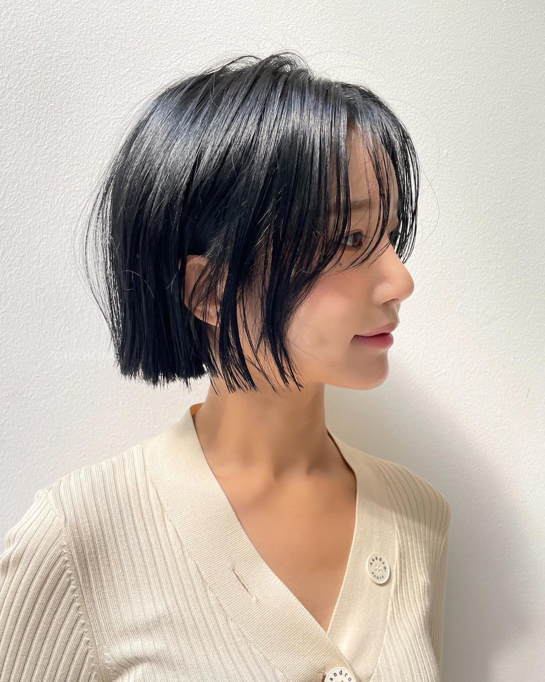 Tassle cut กับหน้าม้าแสกกลาง (Credit: instagram/@chahong_official)