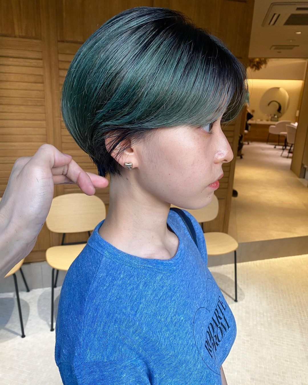 ไฮไลท์ผมสีเขียวมอสบนผมดำ (Credit: instagram/@yiye_omata)