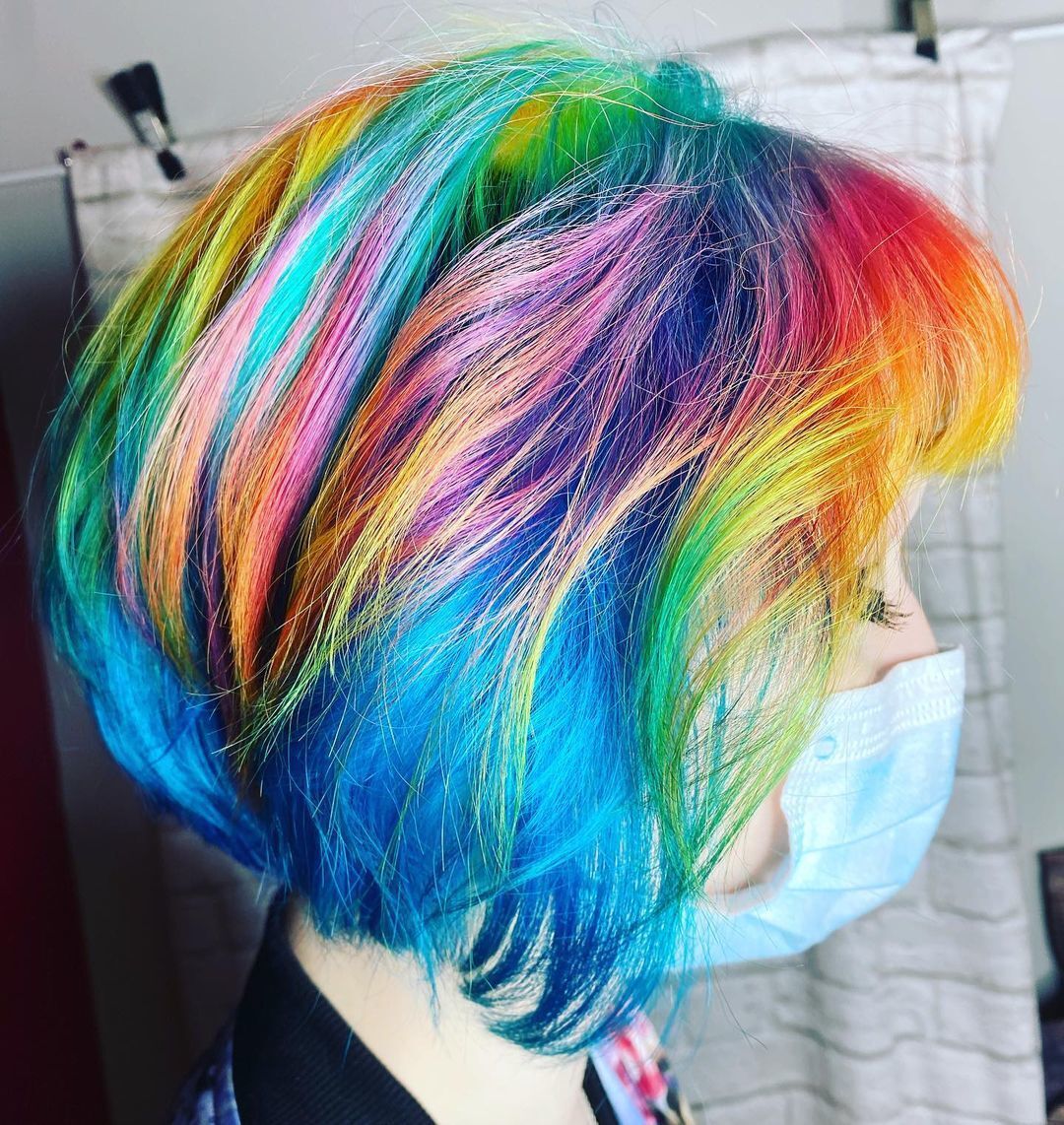 ผมบ็อบสั้นไฮไลต์สีรุ้ง (Credit: instagram/@peachthehairwitch)