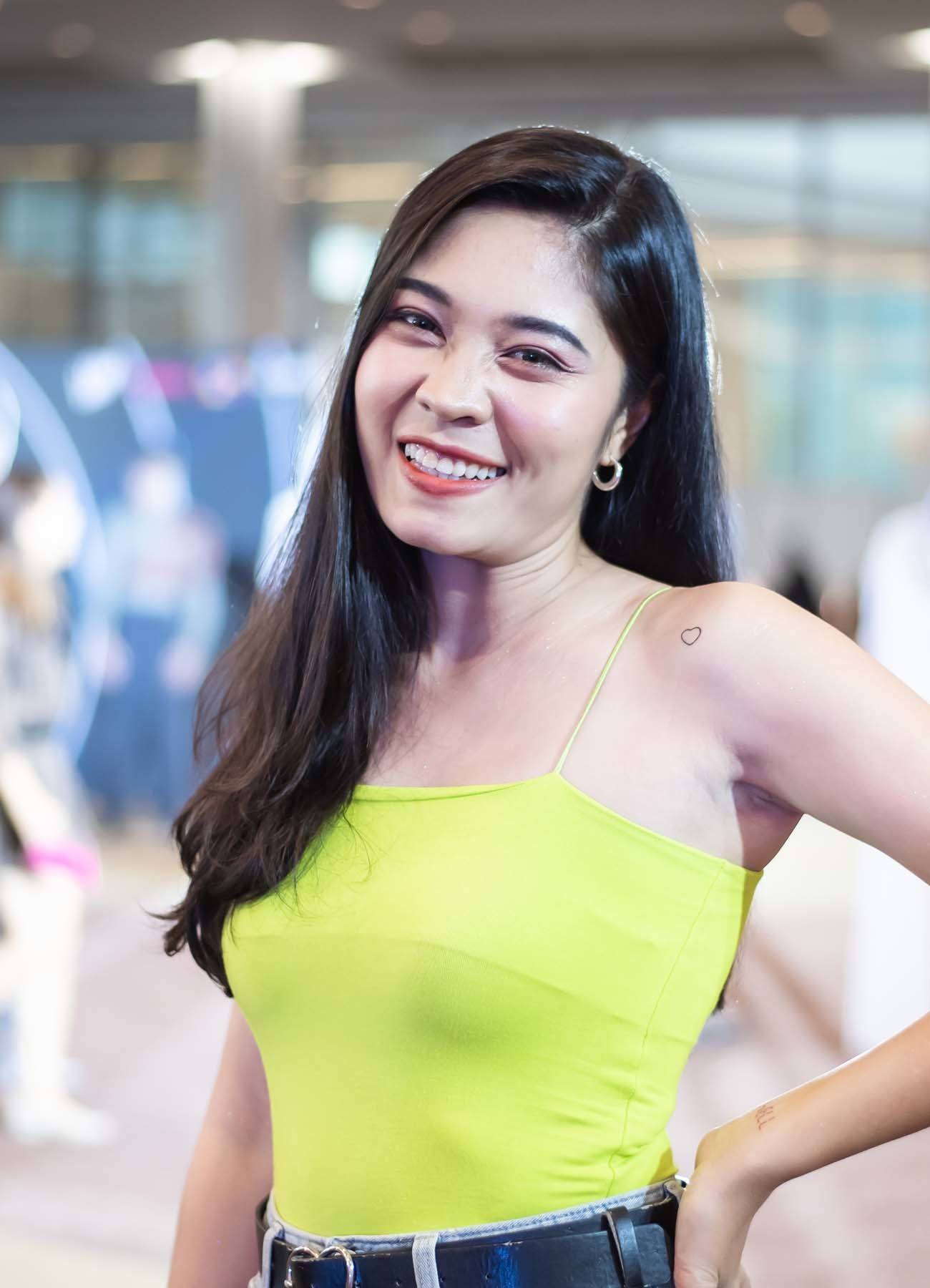 ผู้หญิงเอเชียผมยาวสีดำ สีผมตามวันเกิด