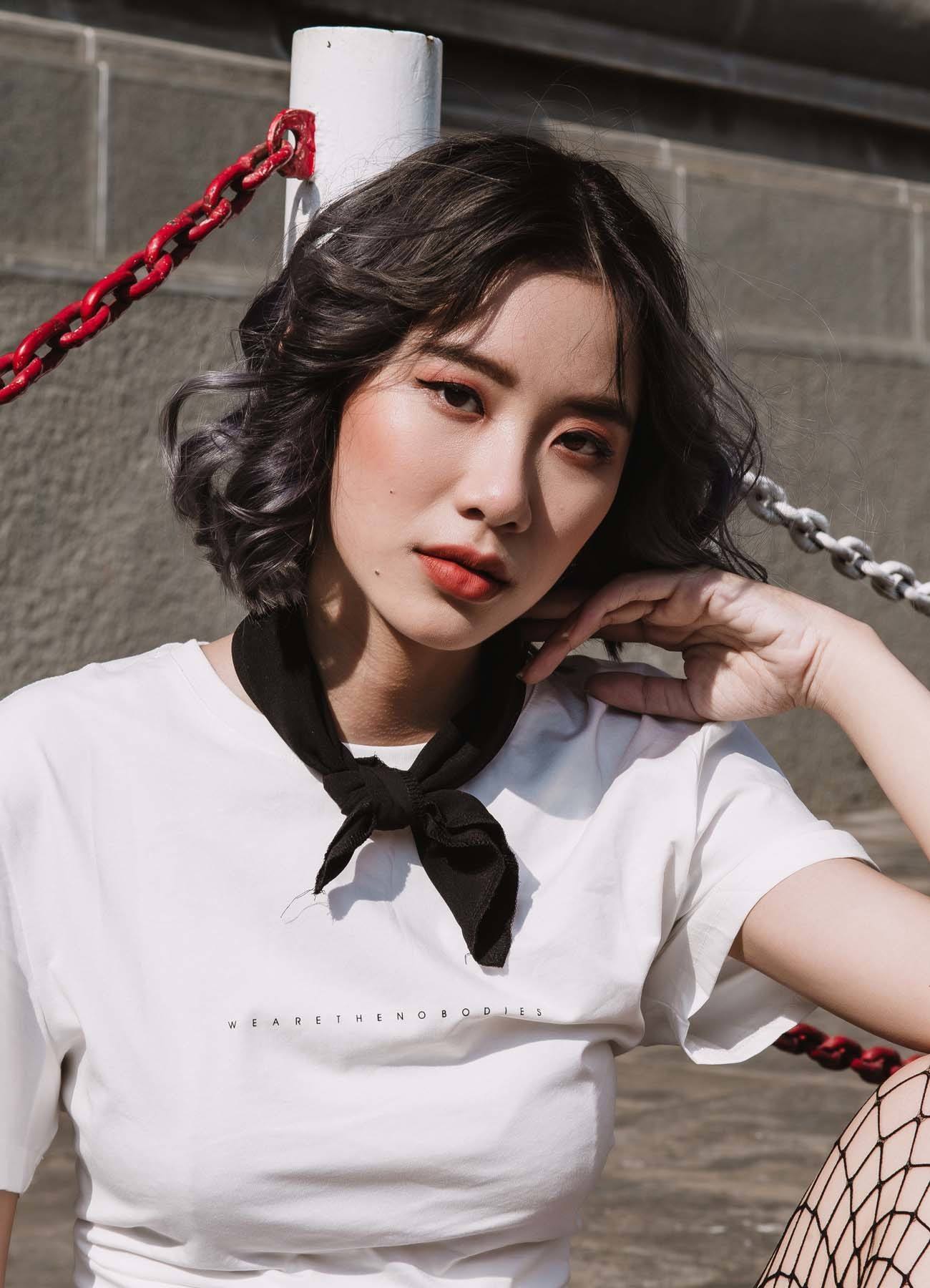 ผู้หญิงเอเชียผมสั้นสีเทาดำ สีผมตามวันเกิด