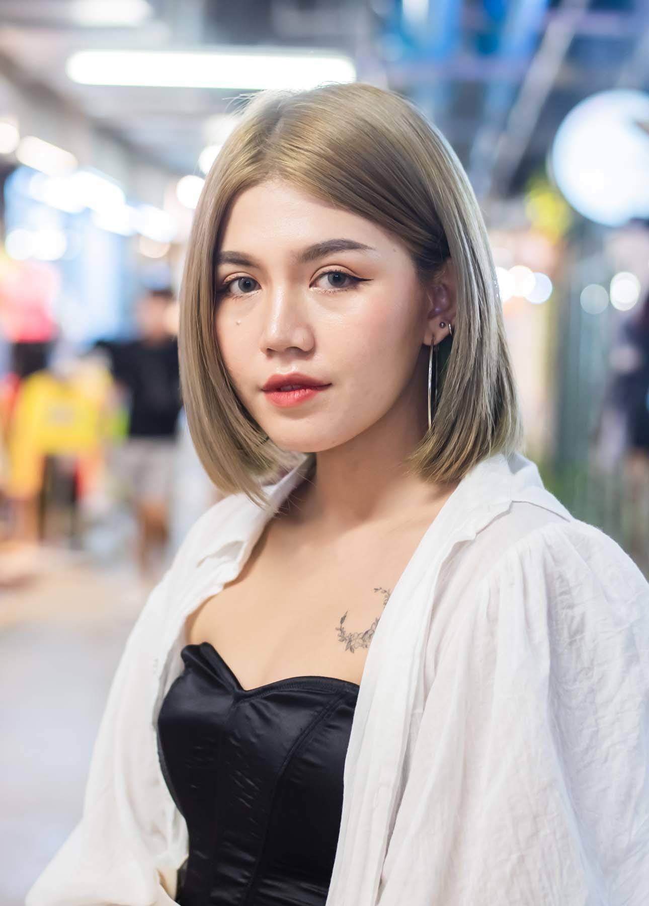 ผู้หญิงเอเชียผมบ๊อบสั้นสีบลอนด์ สีผมตามวันเกิด