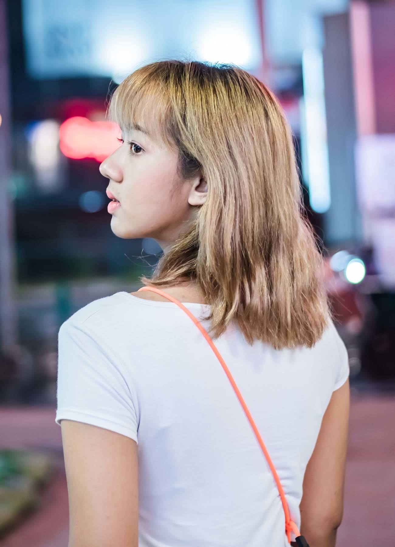 ผู้หญิงเอเชียผมประบ่าสีน้ำตาลทอง สีผมตามวันเกิด