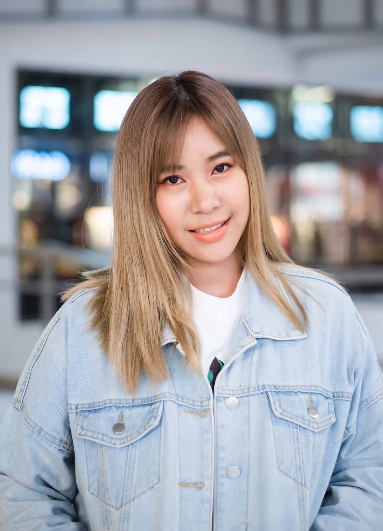 ผู้หญิงเอเชียผมยาวสีบลอนด์ สีผมตามวันเกิด