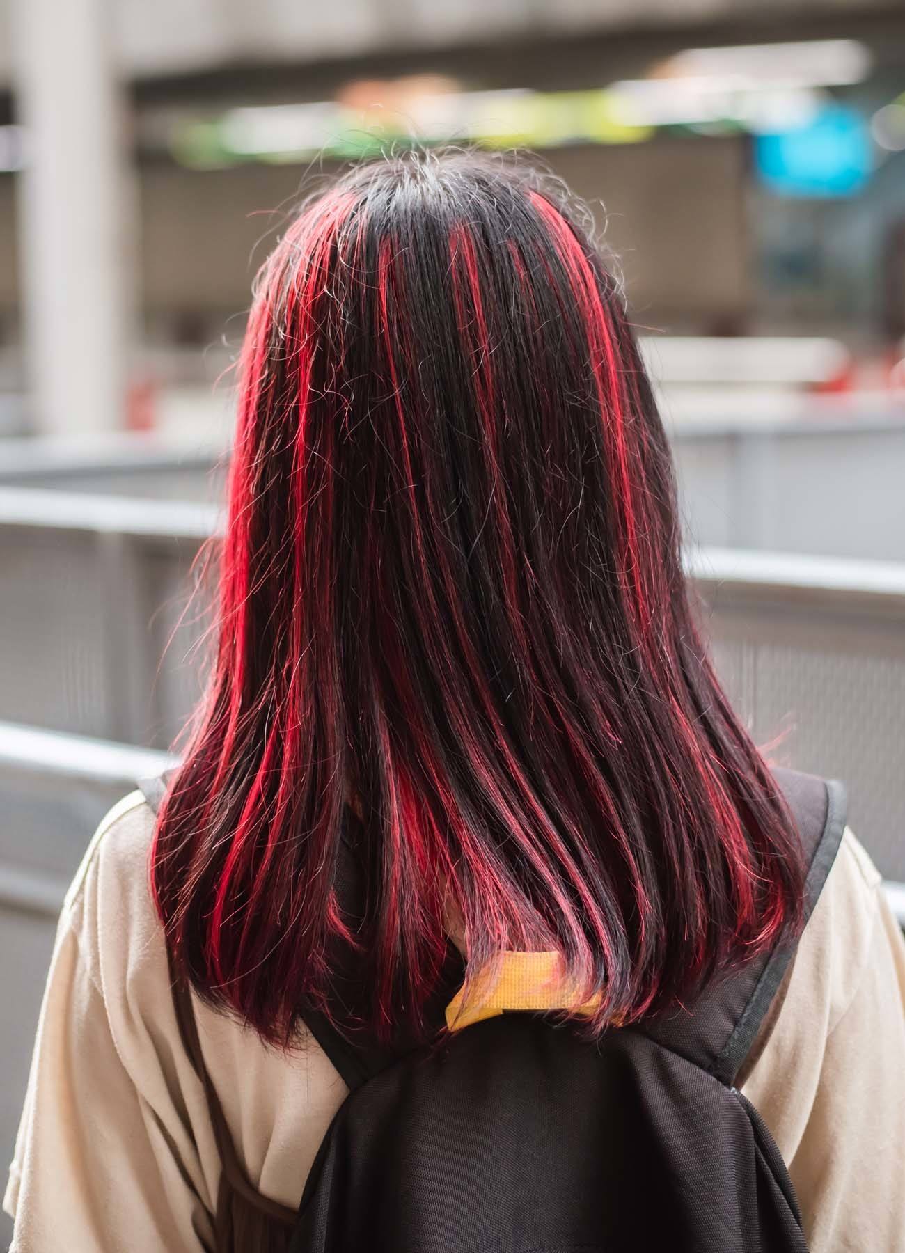 ผู้หญิงเอเชียผมยาวสีดำแดง สีผมตามวันเกิด