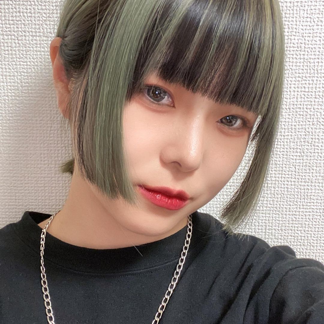 ตัดหน้าม้าฮิเมะและรวบผม (Credit: instagram/@01_girl_)