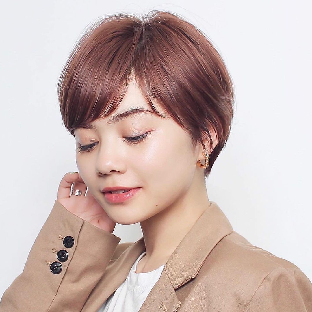 ผมซอยสั้นกับ ผมหน้าม้าแสกข้าง เหมาะกับสาวหน้ากลม (Credit: instagram/@yuya__hair)