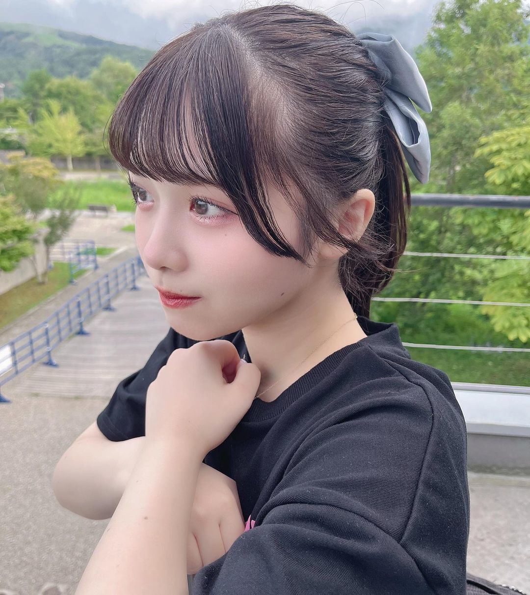 มัดผมสั้นครึ่งหัว กับผมหน้าม้า (Credit: instagram/@hikari_anarkie)