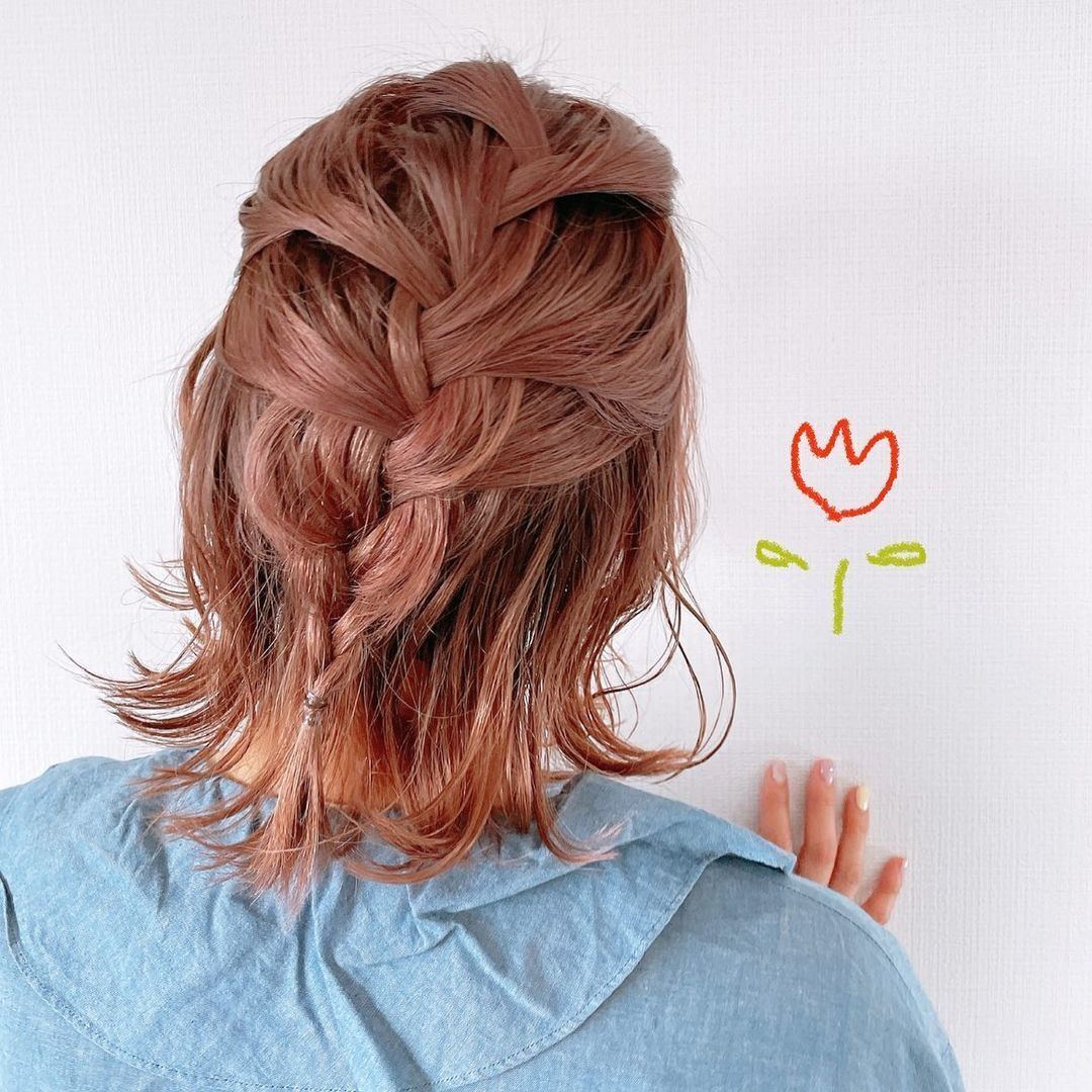 ถักเปียใหญ่หลวมๆ (Credit: instagram/@hitomi326_)