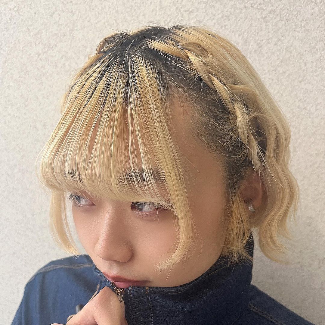 ถักเปียด้านบนกับผมหน้าม้า (Credit: instagram/@03_.ban)