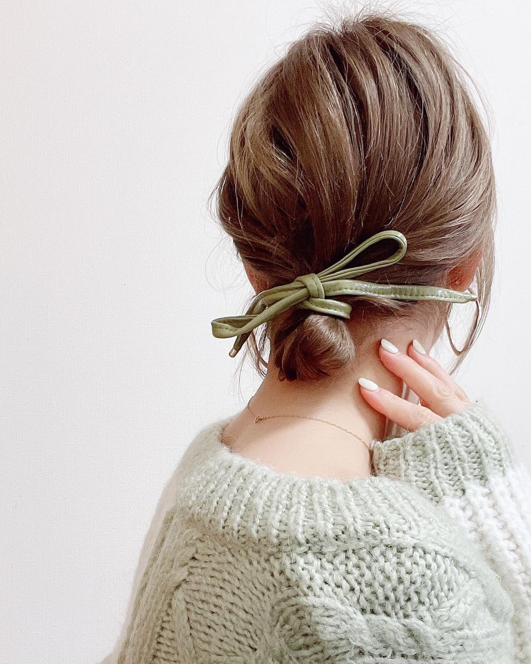 มัดผมสั้นแบบมินิบัน ผูกโบว์น่ารักๆ (Credit: instagram/@hitomi326_)