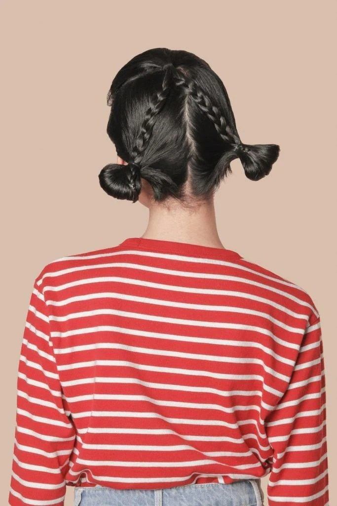 ถักเปียและมัดเป็นบันต่ำ (Credit: Dennie Ramon)