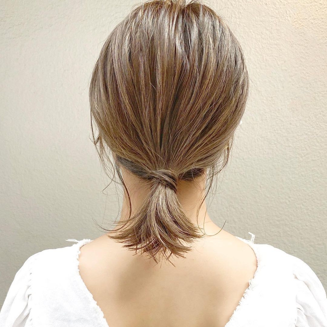 รวบเป็นหางม้าสั้น (Credit: instagram/@kanasakikonomi)