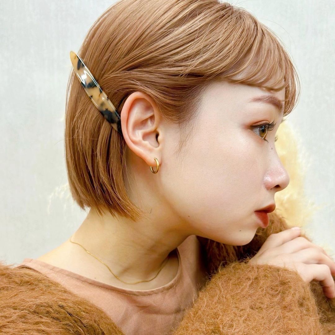 ผมทัดหูและติดกิ๊บ (Credit: instagram/@_moe__hair)