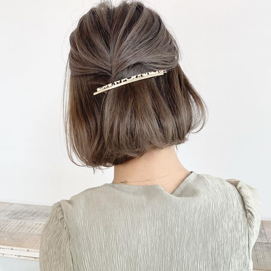 รวบผมสั้นครึ่งหัว ติดกิ๊บ (Credit: instagram/@t.nakamurahair)