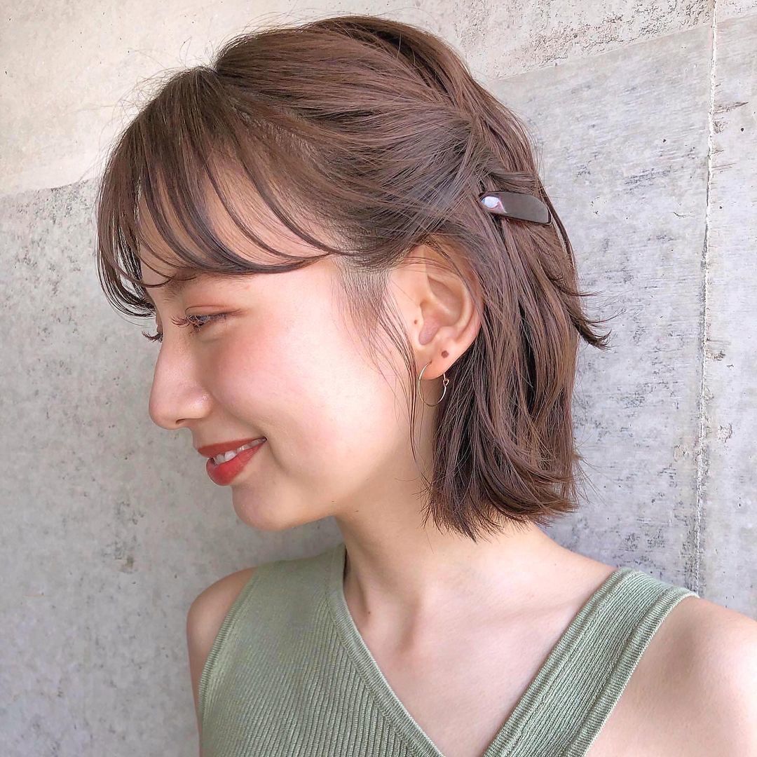 บิดเกลียวผมด้านข้าง ติดกิ๊บไว้หลังใบหู (Credit: instagram/@kaho.oosono)