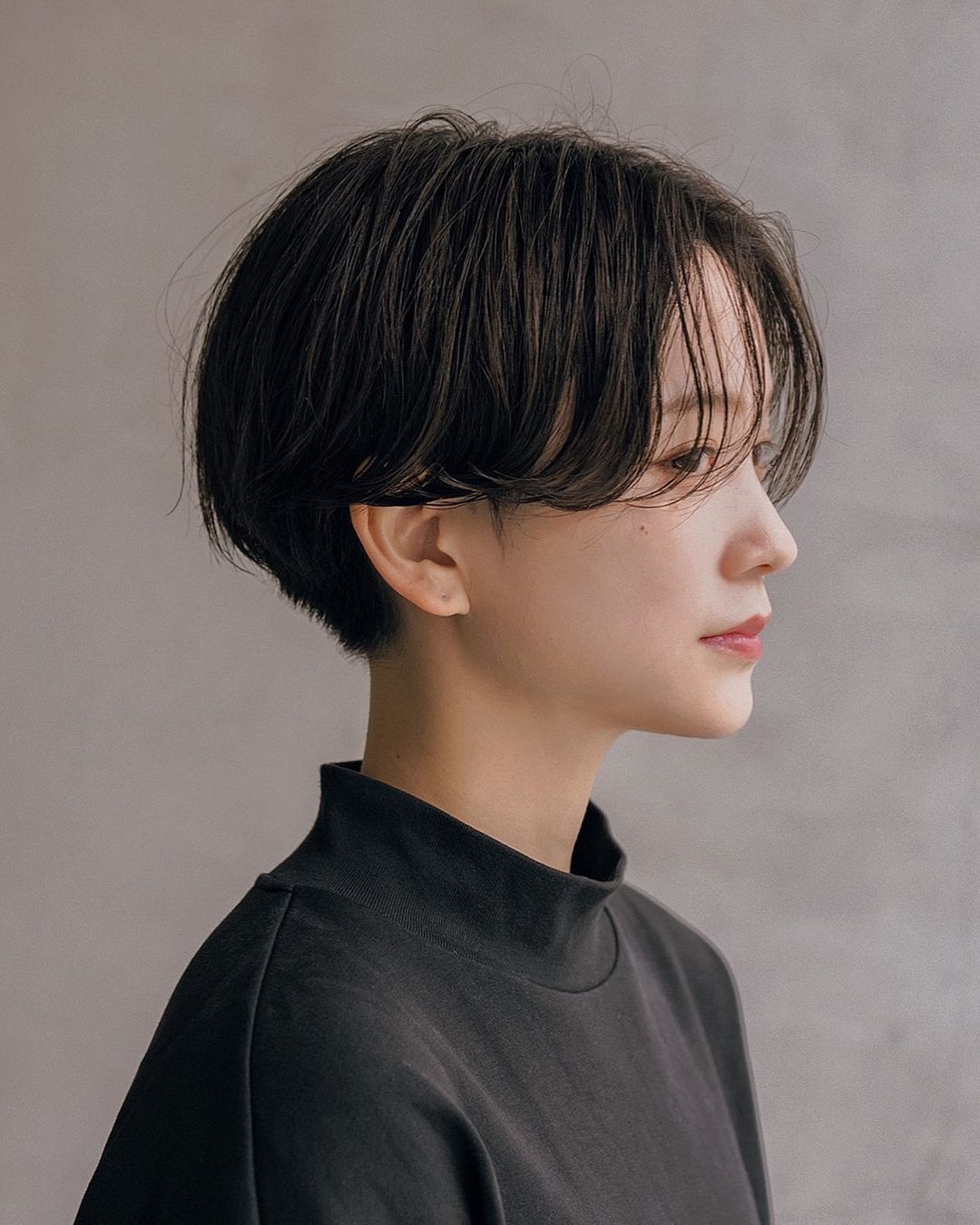 ผู้หญิงเอเชียไว้ผมสั้น สีดำ ทำผมสั้นทรงนักเรียน