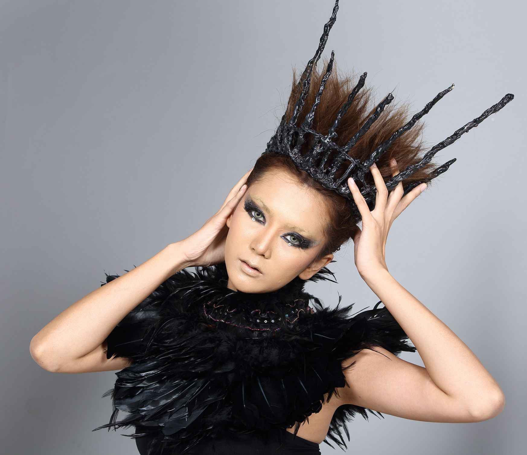 ยีผมให้ฟูฟ่องพร้อมมงกุฏสีดำ (Credit: Shutterstock)