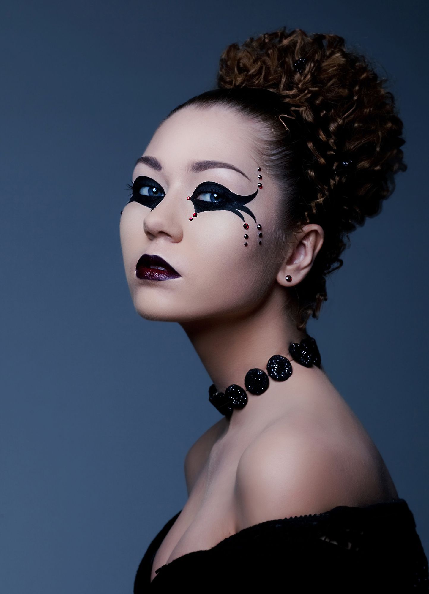 เกล้าผมสูงสไตล์ผีสาวแวมไพร์ (Credit: Shutterstock)