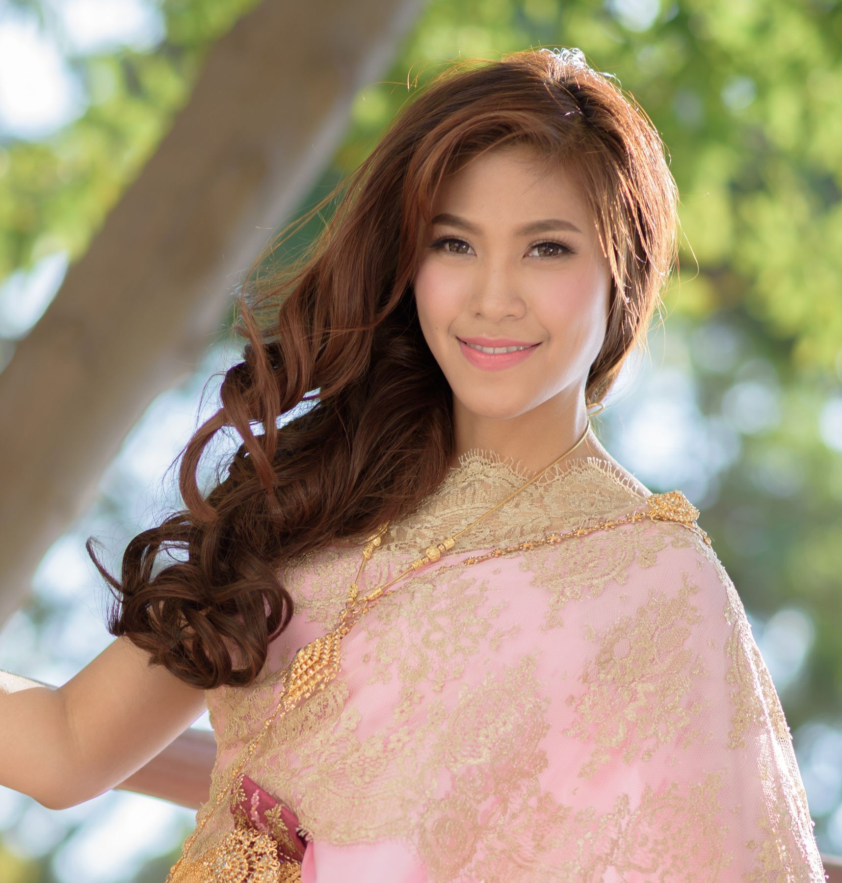 ทรงผมเจ้าสาวแบบรวบ (Credit: Shutterstock)