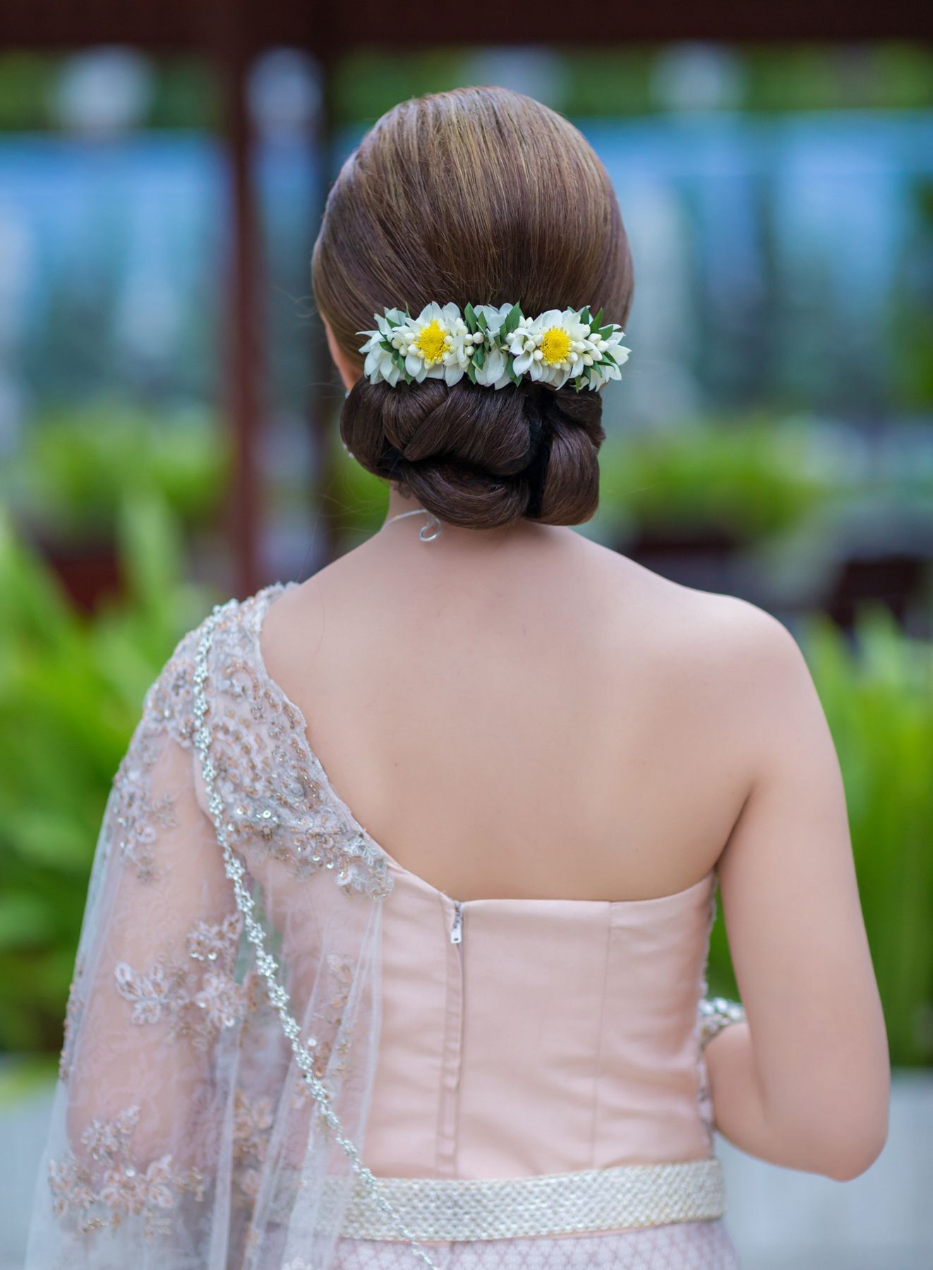 ทรงผมเจ้าสาวประดับด้วยดอกไม้หรือมาลัย (Credit: Shutterstock)